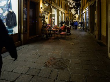 BOLOGNA, İtalya - 07 Aralık 2024: Bologna 'nın Eski Kasabası, Emilia-Romagna Bölgesi, İtalya