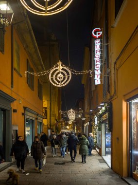 BOLOGNA, İtalya - 07 Aralık 2024: Bologna 'nın Eski Kasabası, Emilia-Romagna Bölgesi, İtalya