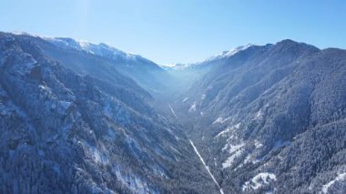 Bulgaristan 'ın Sofya Bölgesi Beli Iskar köyü yakınlarındaki Rila Dağı' nın kış manzarası