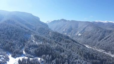 Bulgaristan 'ın Sofya Bölgesi Beli Iskar köyü yakınlarındaki Rila Dağı' nın kış manzarası