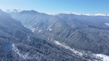 Bulgaristan 'ın Sofya Bölgesi Beli Iskar köyü yakınlarındaki Rila Dağı' nın kış manzarası