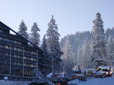 BOROVETS, BULGARIA - 20 Şubat 2025: Bulgaristan 'ın Sofya Bölgesindeki Rila Dağı' ndaki Borovets kayak merkezinin kış manzarası