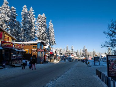 BOROVETS, BULGARIA - 20 Şubat 2025: Bulgaristan 'ın Sofya Bölgesindeki Rila Dağı' ndaki Borovets kayak merkezinin kış manzarası