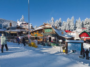 BOROVETS, BULGARIA - 20 Şubat 2025: Bulgaristan 'ın Sofya Bölgesindeki Rila Dağı' ndaki Borovets kayak merkezinin kış manzarası