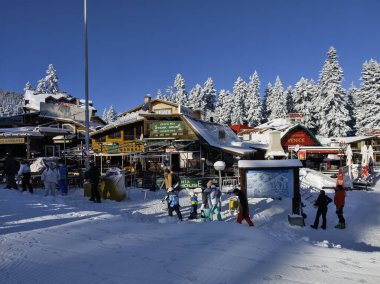 BOROVETS, BULGARIA - 20 Şubat 2025: Bulgaristan 'ın Sofya Bölgesindeki Rila Dağı' ndaki Borovets kayak merkezinin kış manzarası