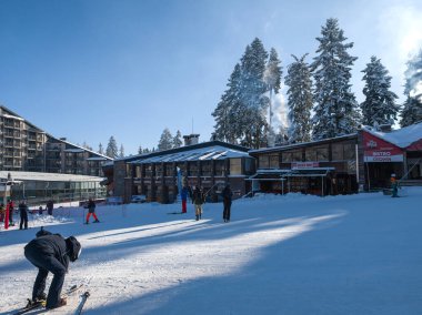 BOROVETS, BULGARIA - 20 Şubat 2025: Bulgaristan 'ın Sofya Bölgesindeki Rila Dağı' ndaki Borovets kayak merkezinin kış manzarası