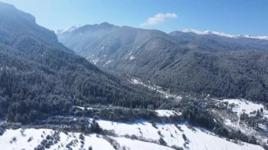 Bulgaristan 'ın Sofya Bölgesi Beli Iskar nehri yakınlarındaki Rila Dağı' nın kış manzarası