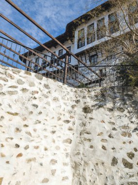 Bulgaristan 'ın Blagoevgrad bölgesindeki Melnik kasabasındaki tipik sokak ve eski evler