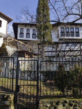 Bulgaristan 'ın Blagoevgrad bölgesindeki Melnik kasabasındaki tipik sokak ve eski evler