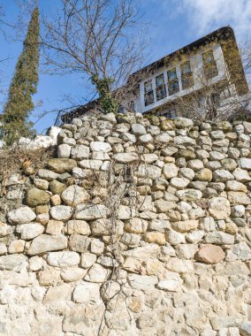 Bulgaristan 'ın Blagoevgrad bölgesindeki Melnik kasabasındaki tipik sokak ve eski evler