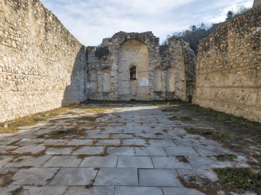 Bulgaristan 'ın Blagoevgrad bölgesindeki Melnik kasabasındaki tipik sokak ve eski evler