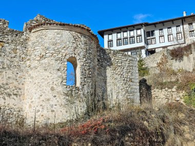 Bulgaristan 'ın Blagoevgrad bölgesindeki Melnik kasabasındaki tipik sokak ve eski evler