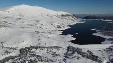 Bulgaristan 'ın Rila dağındaki Belmeken Barajı' nın şaşırtıcı kış manzarası