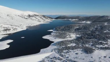 Bulgaristan 'ın Rila dağındaki Belmeken Barajı' nın şaşırtıcı kış manzarası