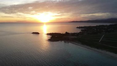 Agios Ioannis Sahili, Chalkidiki, Orta Makedonya ve Yunanistan yakınlarındaki Sithonia kıyı şeridinin büyüleyici günbatımı manzarası