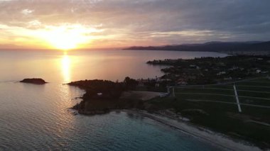 Agios Ioannis Sahili, Chalkidiki, Orta Makedonya ve Yunanistan yakınlarındaki Sithonia kıyı şeridinin büyüleyici günbatımı manzarası