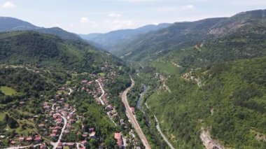 Bulgaristan 'ın Balkan Dağları' ndaki Lakatnik Kayaları yakınlarındaki Iskar Nehri Boğazı 'nın hava manzarası