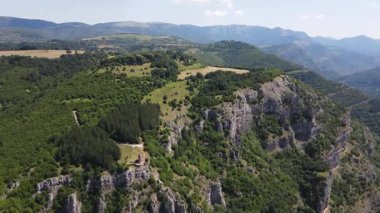 Bulgaristan 'ın Balkan Dağları' ndaki Lakatnik Kayaları yakınlarındaki Iskar Nehri Boğazı 'nın hava manzarası