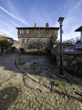 Bulgaristan 'ın Burgaz Bölgesi Sozopol kentindeki tipik sokak ve evler