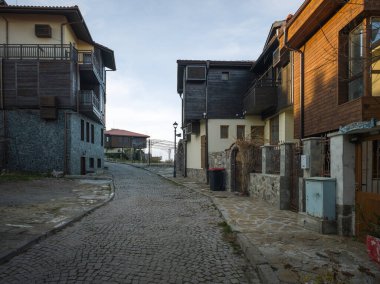 Bulgaristan 'ın Burgaz Bölgesi Sozopol kentindeki tipik sokak ve evler