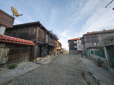 Bulgaristan 'ın Burgaz Bölgesi Sozopol kentindeki tipik sokak ve evler