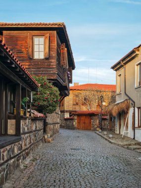 Bulgaristan 'ın Burgaz Bölgesi Sozopol kentindeki tipik sokak ve evler