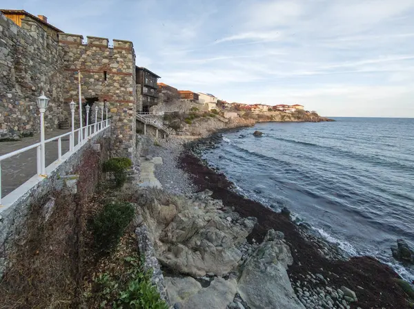 Bulgaristan 'ın Burgaz Bölgesi Sozopol kentindeki tipik sokak ve evler