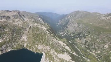 Bulgaristan 'ın Kalin zirvesi yakınlarındaki Rila Dağı' nın havadan yaz manzarası