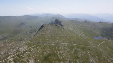 Bulgaristan 'ın Kalin zirvesi yakınlarındaki Rila Dağı' nın havadan yaz manzarası