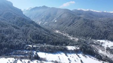 Bulgaristan 'ın Sofya Bölgesi Beli Iskar köyü yakınlarındaki Rila Dağı' nın kış manzarası