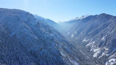 Bulgaristan 'ın Sofya Bölgesi Beli Iskar köyü yakınlarındaki Rila Dağı' nın kış manzarası