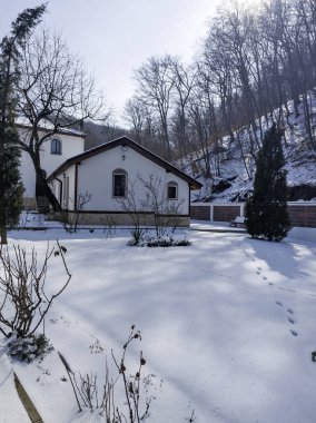 Bulgaristan 'ın başkenti Sofya' daki Lyulin Dağı 'ndaki Kutsal Üçlü Manastırı' na adanmış Ortodoks Divotino Manastırı