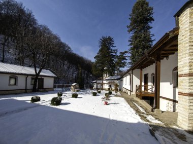 Bulgaristan 'ın başkenti Sofya' daki Lyulin Dağı 'ndaki Kutsal Üçlü Manastırı' na adanmış Ortodoks Divotino Manastırı