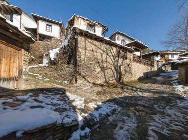 Bulgaristan 'ın Blagoevgrad bölgesindeki Otantik 19. yüzyıl evleriyle Leshten Köyü' nün kış manzarası