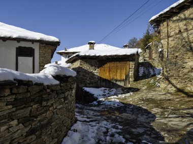 Bulgaristan 'ın Blagoevgrad bölgesindeki Otantik 19. yüzyıl evleriyle Leshten Köyü' nün kış manzarası