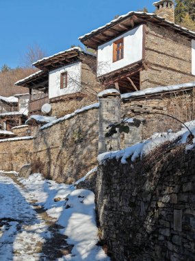 Bulgaristan 'ın Blagoevgrad bölgesindeki Otantik 19. yüzyıl evleriyle Leshten Köyü' nün kış manzarası
