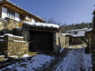 Bulgaristan 'ın Blagoevgrad bölgesindeki Otantik 19. yüzyıl evleriyle Leshten Köyü' nün kış manzarası