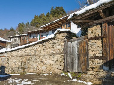 Bulgaristan 'ın Blagoevgrad bölgesindeki Otantik 19. yüzyıl evleriyle Leshten Köyü' nün kış manzarası