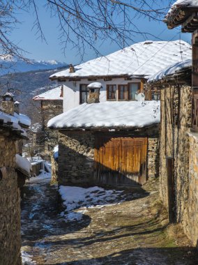 Bulgaristan 'ın Blagoevgrad bölgesindeki Otantik 19. yüzyıl evleriyle Leshten Köyü' nün kış manzarası