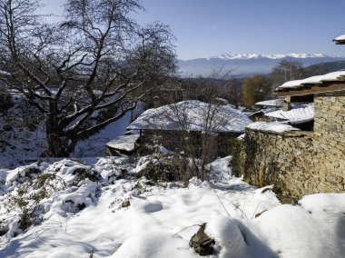 Bulgaristan 'ın Blagoevgrad bölgesindeki Otantik 19. yüzyıl evleriyle Leshten Köyü' nün kış manzarası