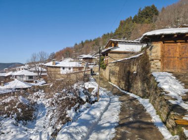 Bulgaristan 'ın Blagoevgrad bölgesindeki Otantik 19. yüzyıl evleriyle Leshten Köyü' nün kış manzarası
