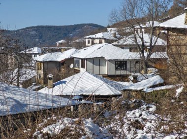 Bulgaristan 'ın Blagoevgrad bölgesindeki Otantik 19. yüzyıl evleriyle Leshten Köyü' nün kış manzarası
