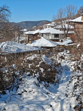 Bulgaristan 'ın Blagoevgrad bölgesindeki Otantik 19. yüzyıl evleriyle Leshten Köyü' nün kış manzarası