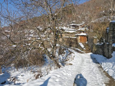 Bulgaristan 'ın Blagoevgrad bölgesindeki Otantik 19. yüzyıl evleriyle Leshten Köyü' nün kış manzarası