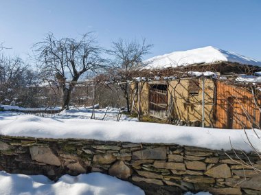 Bulgaristan 'ın Blagoevgrad bölgesindeki Otantik 19. yüzyıl evleriyle Leshten Köyü' nün kış manzarası