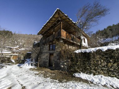 Bulgaristan 'ın Blagoevgrad bölgesindeki Otantik 19. yüzyıl evleriyle Leshten Köyü' nün kış manzarası