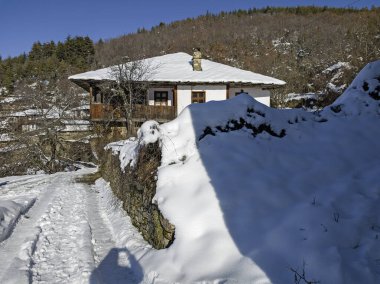 Bulgaristan 'ın Blagoevgrad bölgesindeki Otantik 19. yüzyıl evleriyle Leshten Köyü' nün kış manzarası