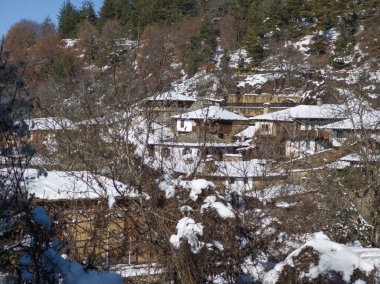 Bulgaristan 'ın Blagoevgrad bölgesindeki Otantik 19. yüzyıl evleriyle Leshten Köyü' nün kış manzarası