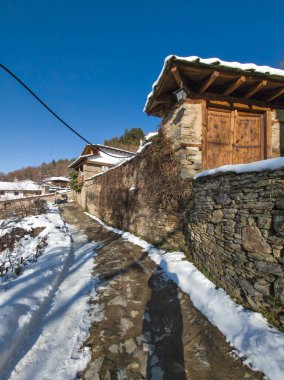 Bulgaristan 'ın Blagoevgrad bölgesindeki Otantik 19. yüzyıl evleriyle Leshten Köyü' nün kış manzarası