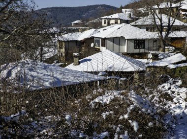 Bulgaristan 'ın Blagoevgrad bölgesindeki Otantik 19. yüzyıl evleriyle Leshten Köyü' nün kış manzarası